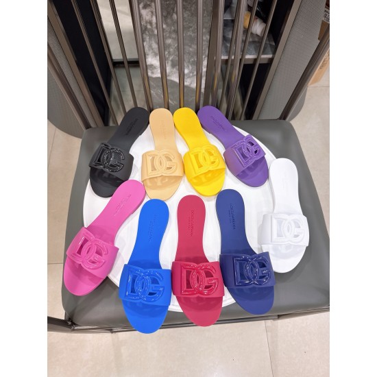 DG slippers