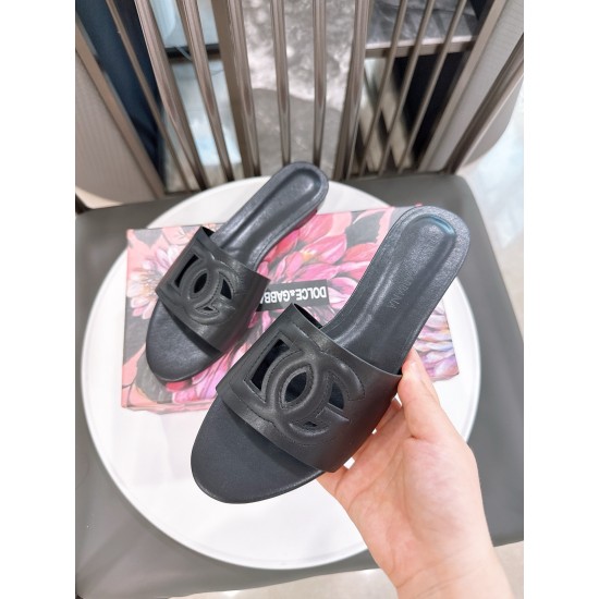 DG slippers