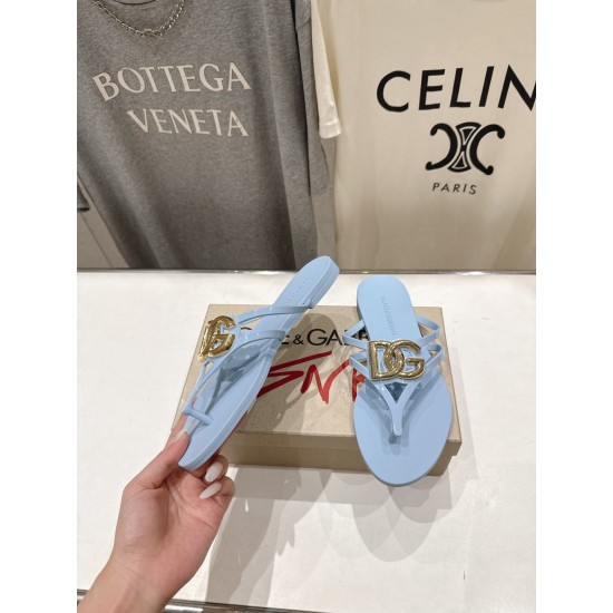 DG slippers