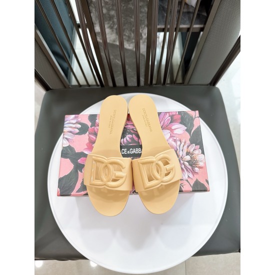 DG slippers