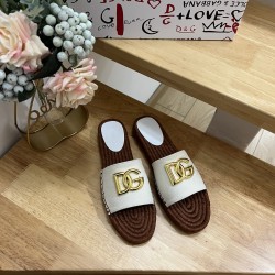 DG slippers