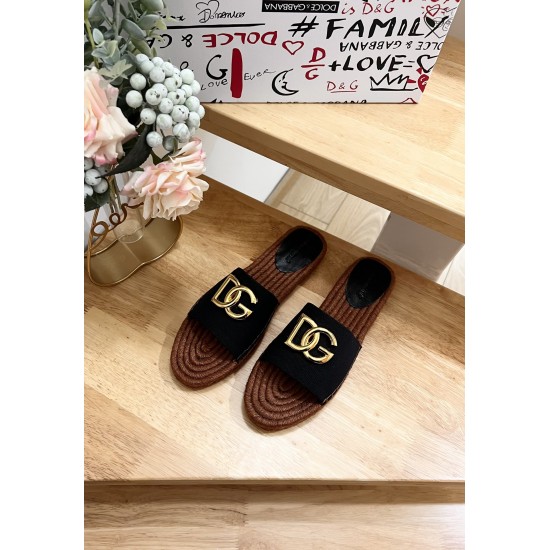 DG slippers