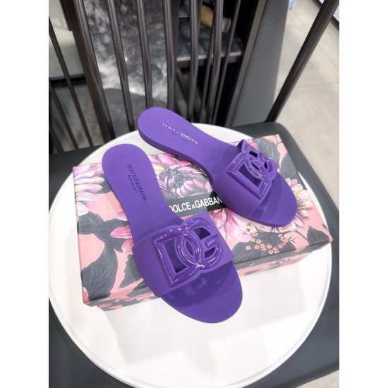DG slippers