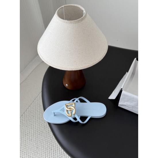 DG slippers