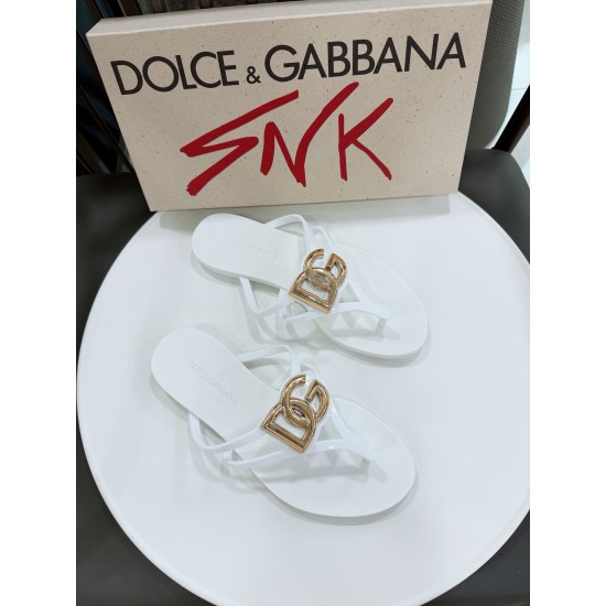 DG slippers