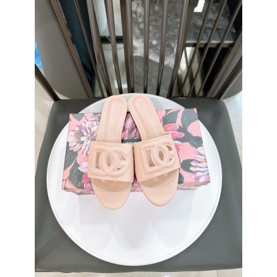 DG slippers