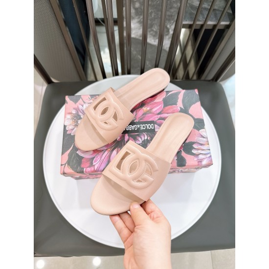 DG slippers