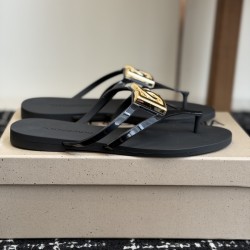 DG slippers