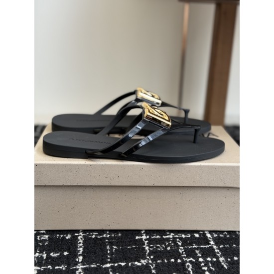 DG slippers
