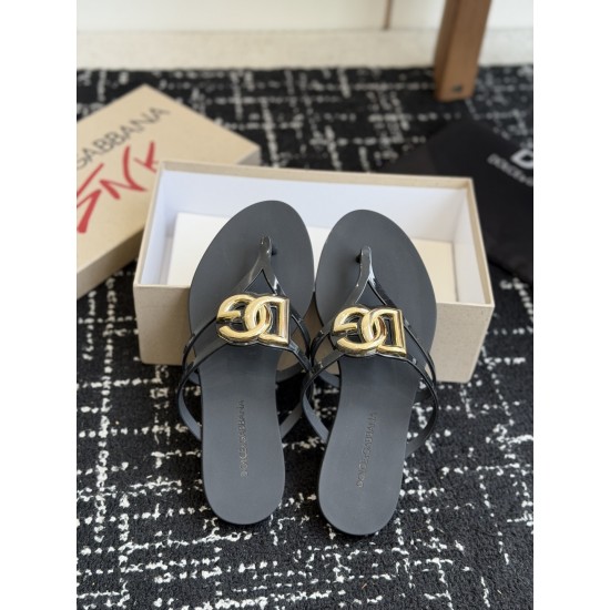 DG slippers