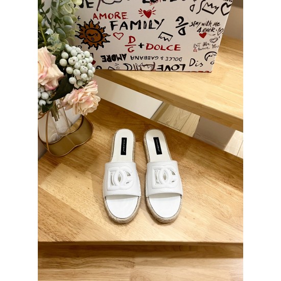 DG slippers