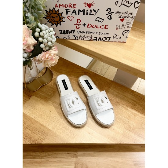 DG slippers