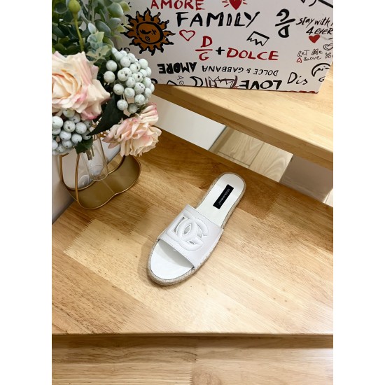 DG slippers