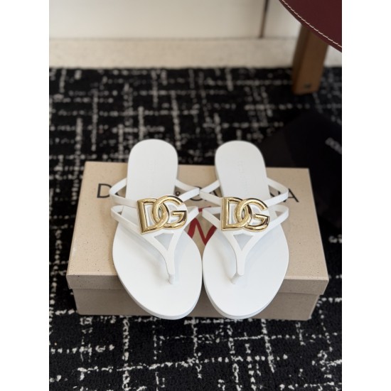 DG slippers