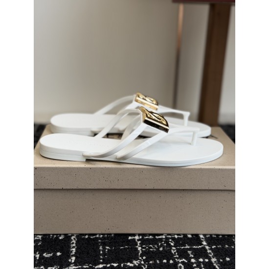 DG slippers