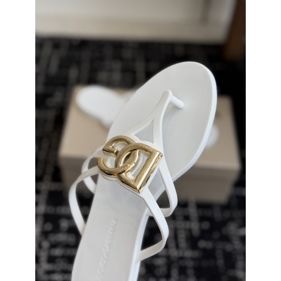 DG slippers