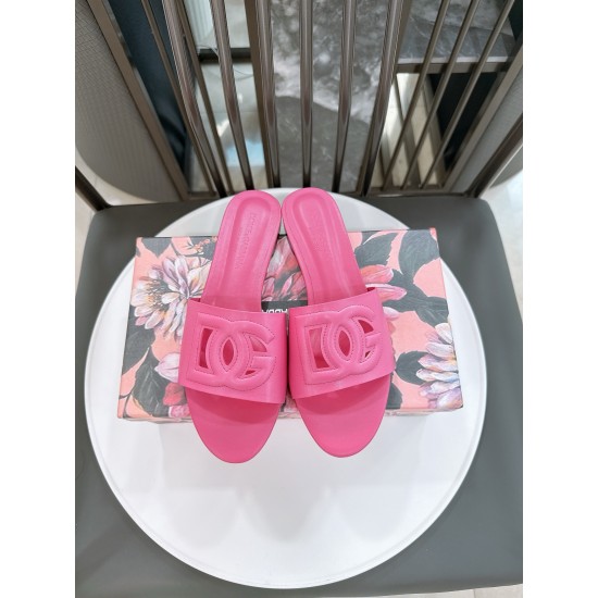 DG slippers