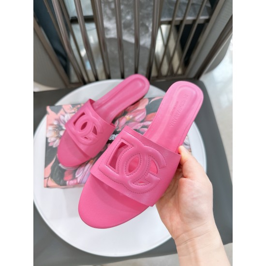 DG slippers