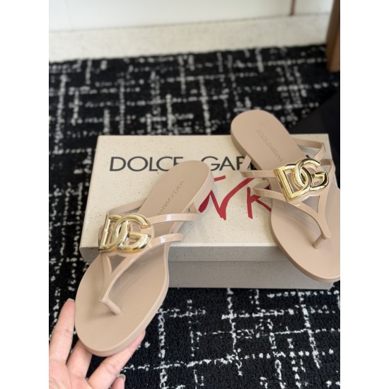 DG slippers