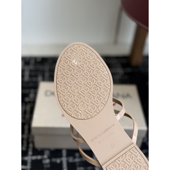 DG slippers