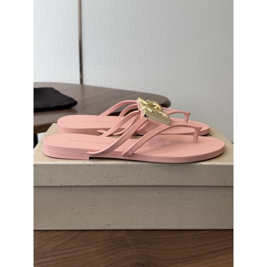 DG slippers