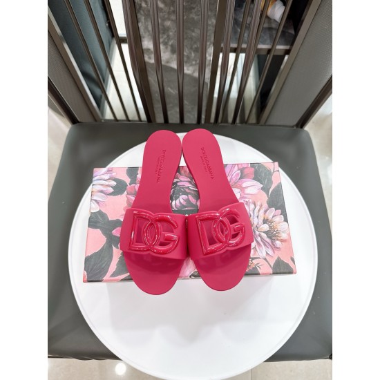 DG slippers