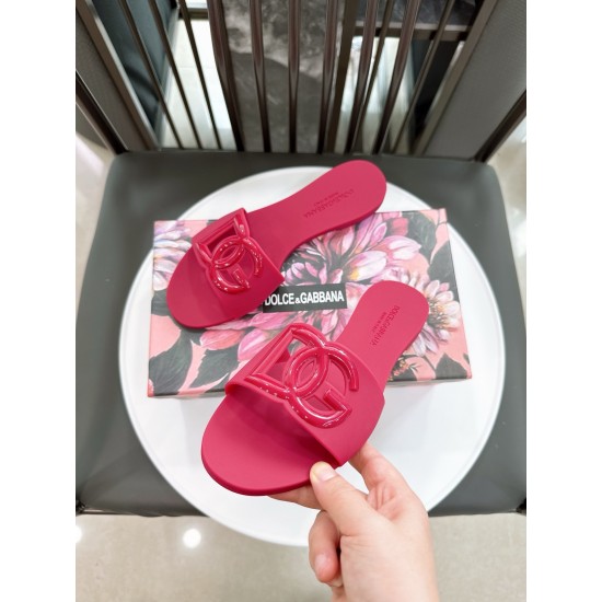 DG slippers
