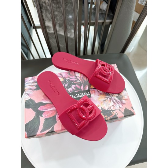 DG slippers