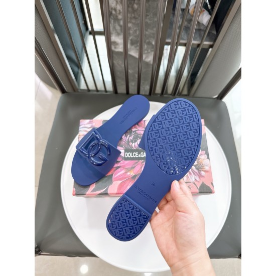 DG slippers