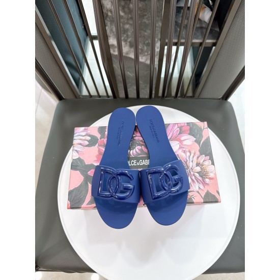 DG slippers