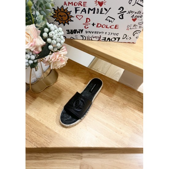 DG slippers