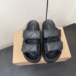 Inuikii Slippers Collection
Women 35-40

