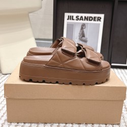 Inuikii Slippers Collection
Women 35-40
