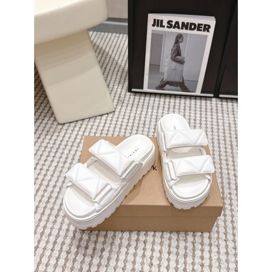 Inuikii Slippers Collection
Women 35-40
