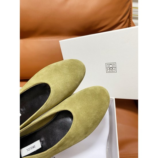 Toteme Shoes Collection
Women 35-40