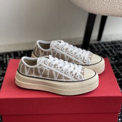 Valentino Shoes Top Quality
Women size 35-41
Men size 39-45