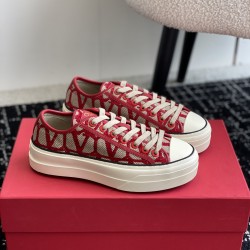 Valentino Shoes Top Quality
Women size 35-41
Men size 39-45