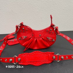 Balenci Le Cagole Half Moon Crescent Underarm Bag Dumpling Bag Shipped! 
Tribute to the classic biker bag series heavy new bomb debut la ~ in the traditional biker bag on the improvement of adjustable woven shoulder strap additional eyelets and hanging le