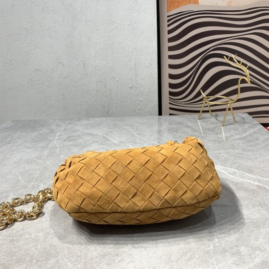 
BV ⛓️ new frosted chain jodie for fall/winter.
Bottega Venetal's Mini Jodie! is definitely one of the hottest it-bags in recent years.
Coinciding with the popular crescent-shaped moon bag makes this full, rounded handbag more popular while also innovatin