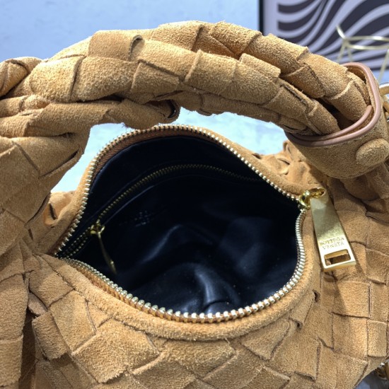 
BV ⛓️ new frosted chain jodie for fall/winter.
Bottega Venetal's Mini Jodie! is definitely one of the hottest it-bags in recent years.
Coinciding with the popular crescent-shaped moon bag makes this full, rounded handbag more popular while also innovatin