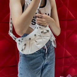 Large Balenci Le Cagole Half Crescent Armpit Bag Dumpling Bag Out of stock! 
Tribute to the classic biker bag series heavy new bomb debut la ~ in the traditional biker bag on the improvement of adjustable woven shoulder strap additional eyelets and hangin