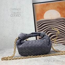 
BV ⛓️ new frosted chain jodie for fall/winter.
Bottega Venetal's Mini Jodie! is definitely one of the hottest it-bags in recent years.
Coinciding with the popular crescent-shaped moon bag makes this full, rounded handbag more popular while also innovatin