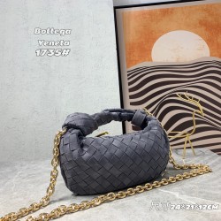 
BV ⛓️ new frosted chain jodie for fall/winter.
Bottega Venetal's Mini Jodie! is definitely one of the hottest it-bags in recent years.
Coinciding with the popular crescent-shaped moon bag makes this full, rounded handbag more popular while also innovatin