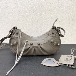 Large Balenci Le Cagole Half Crescent Armpit Bag Dumpling Bag Out of stock! 
Tribute to the classic biker bag series heavy new bomb debut la ~ in the traditional biker bag on the improvement of adjustable woven shoulder strap additional eyelets and hangin