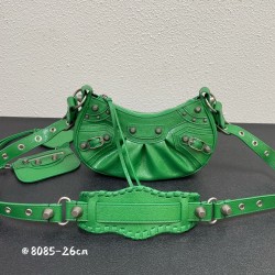 Balenci Le Cagole Half Moon Crescent Underarm Bag Dumpling Bag Shipped! 
Tribute to the classic biker bag series heavy new bomb debut la ~ in the traditional biker bag on the improvement of adjustable woven shoulder strap additional eyelets and hanging le