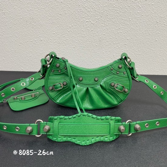 Balenci Le Cagole Half Moon Crescent Underarm Bag Dumpling Bag Shipped! 
Tribute to the classic biker bag series heavy new bomb debut la ~ in the traditional biker bag on the improvement of adjustable woven shoulder strap additional eyelets and hanging le