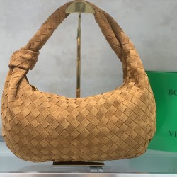 
New frosted chain jodie for fall/winter.
Bottega Venetal's Mini Jodie! is definitely one of the hottest it-bags in recent years.
Coinciding with the popular crescent-shaped moon bag makes this full, rounded handbag more popular while also innovating on t