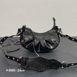 Balenci Le Cagole Half Moon Crescent Underarm Bag Dumpling Bag Shipped! 
Tribute to the classic biker bag series heavy new bomb debut la ~ in the traditional biker bag on the improvement of adjustable woven shoulder strap additional eyelets and hanging le