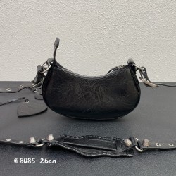 Balenci Le Cagole Half Moon Crescent Underarm Bag Dumpling Bag Shipped! 
Tribute to the classic biker bag series heavy new bomb debut la ~ in the traditional biker bag on the improvement of adjustable woven shoulder strap additional eyelets and hanging le