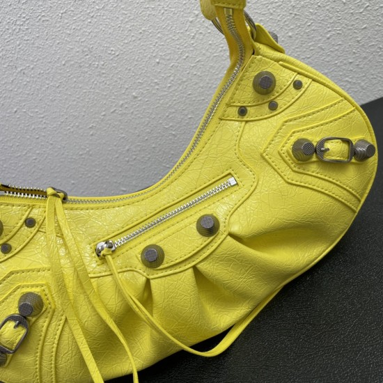 Large Balenci Le Cagole Half Crescent Armpit Bag Dumpling Bag Out of stock! 
Tribute to the classic biker bag series heavy new bomb debut la ~ in the traditional biker bag on the improvement of adjustable woven shoulder strap additional eyelets and hangin